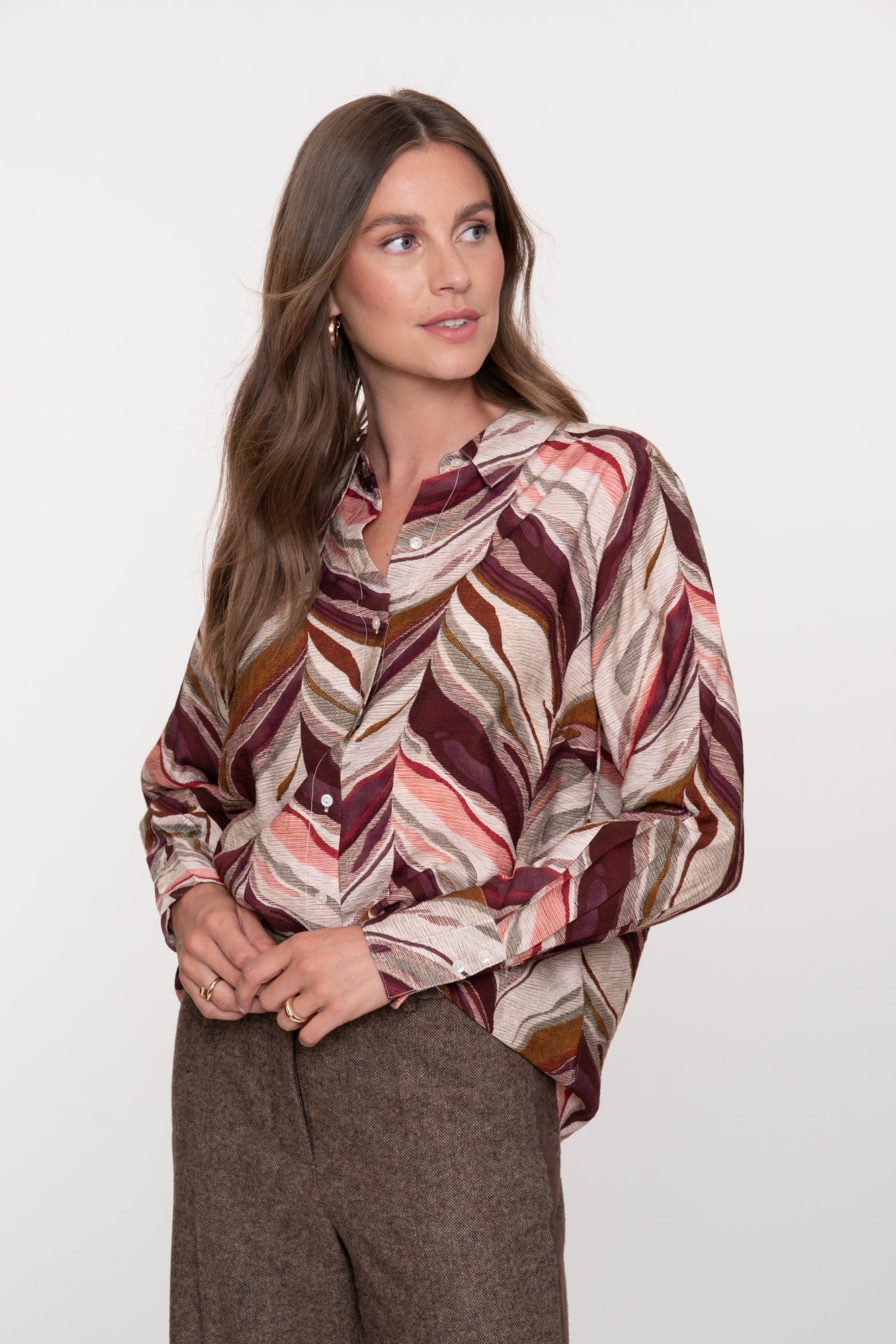 Geisha Damenbluse mit grafischem Wellenmuster