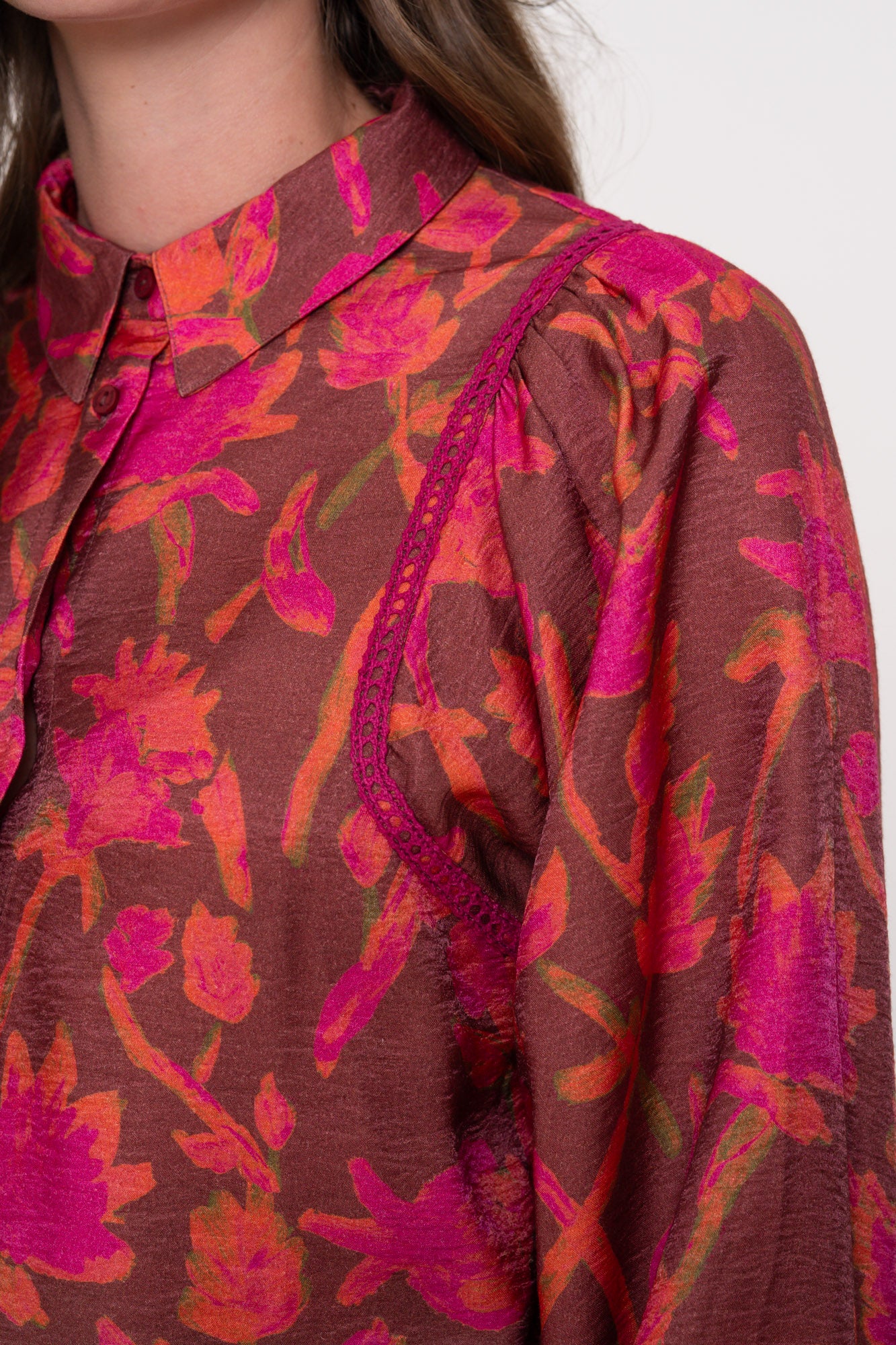 Geisha Damenbluse mit farbenfrohem Blumenmuster und feinen Details
