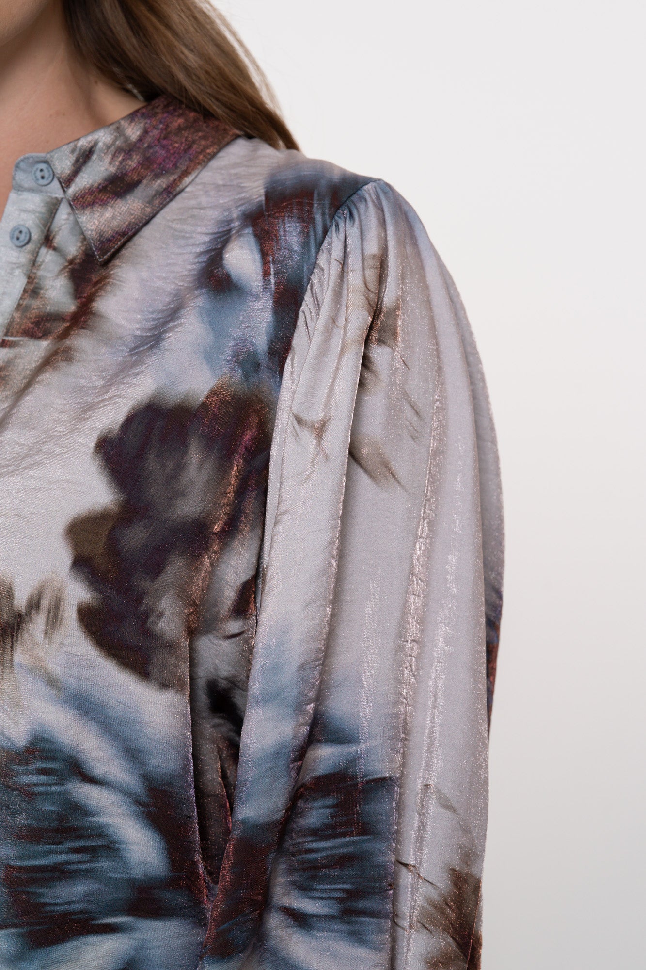 Geisha Damenbluse in Grau mit Aquarell-Blumenmuster und Glanzeffekt