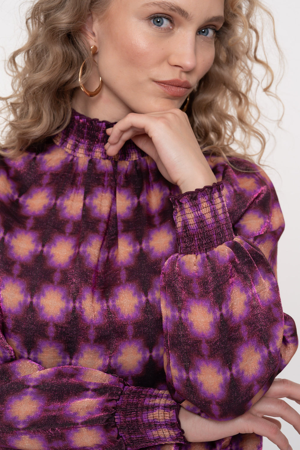 Geisha Damentop in Lila mit grafischem Allover-Print und hohem Smokkragen