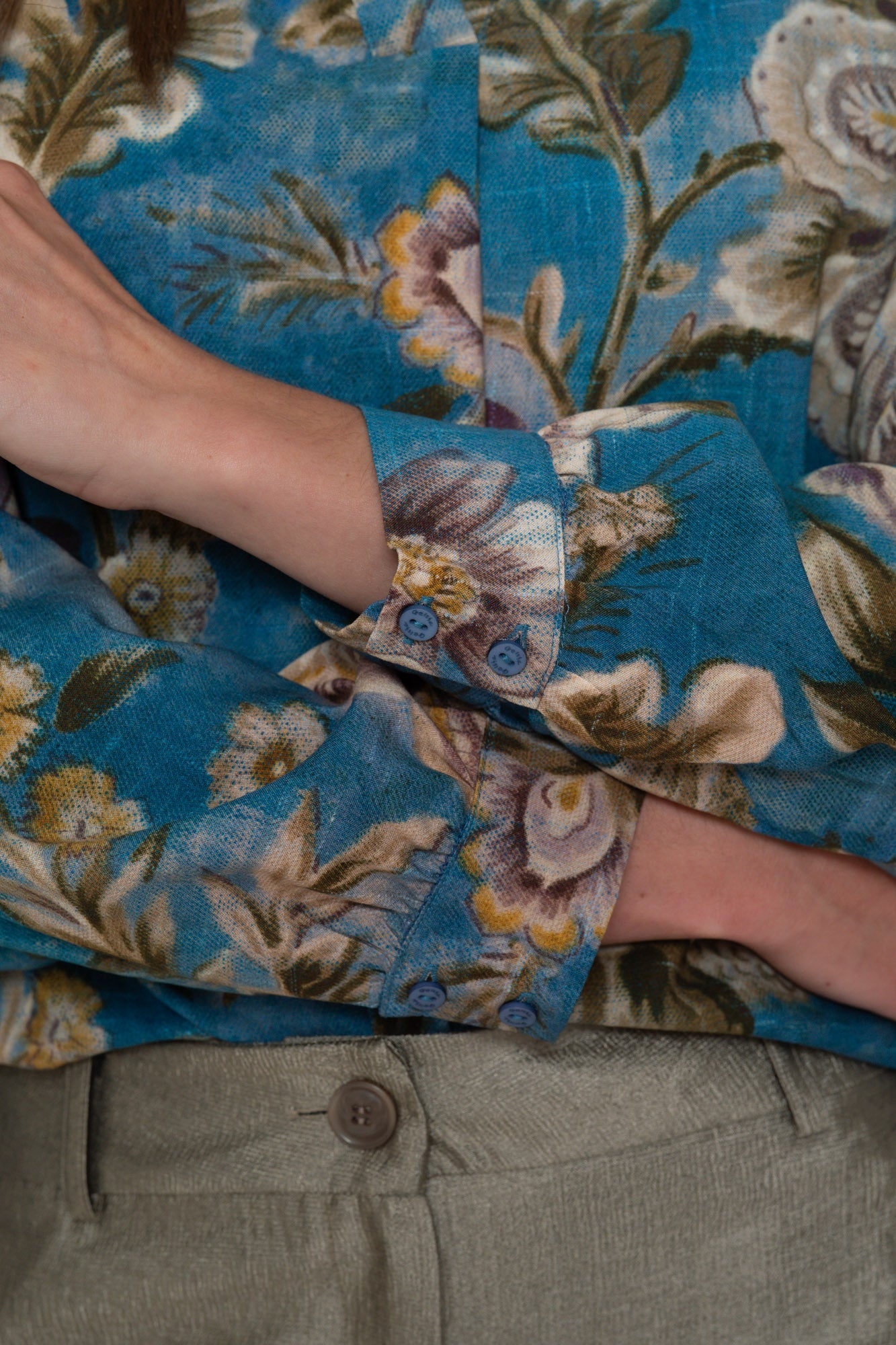 Geisha Damenbluse mit Blumendesign in Blautönen
