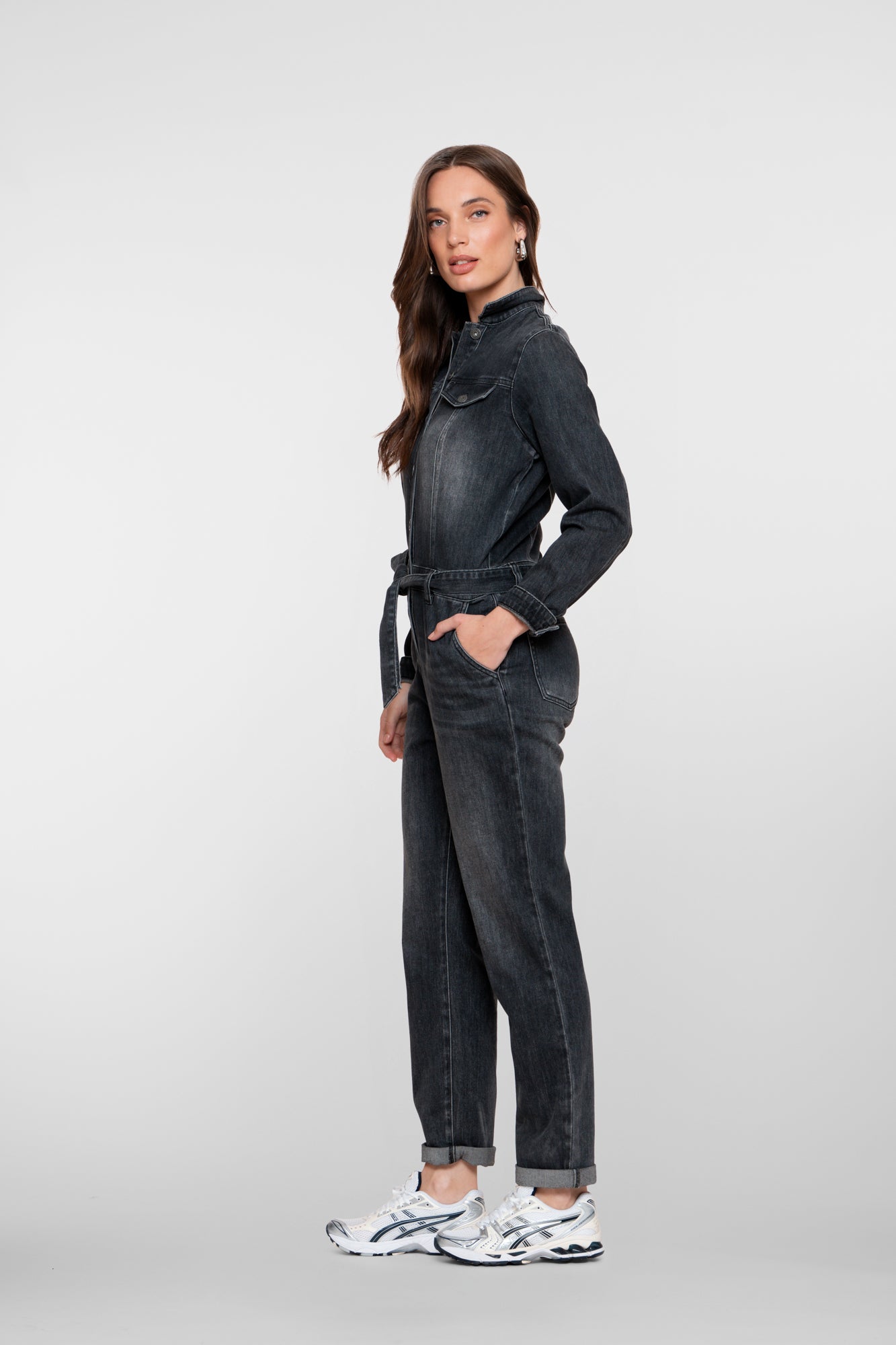 Geisha Damen-Grauer Denim-Jumpsuit mit Gürtel