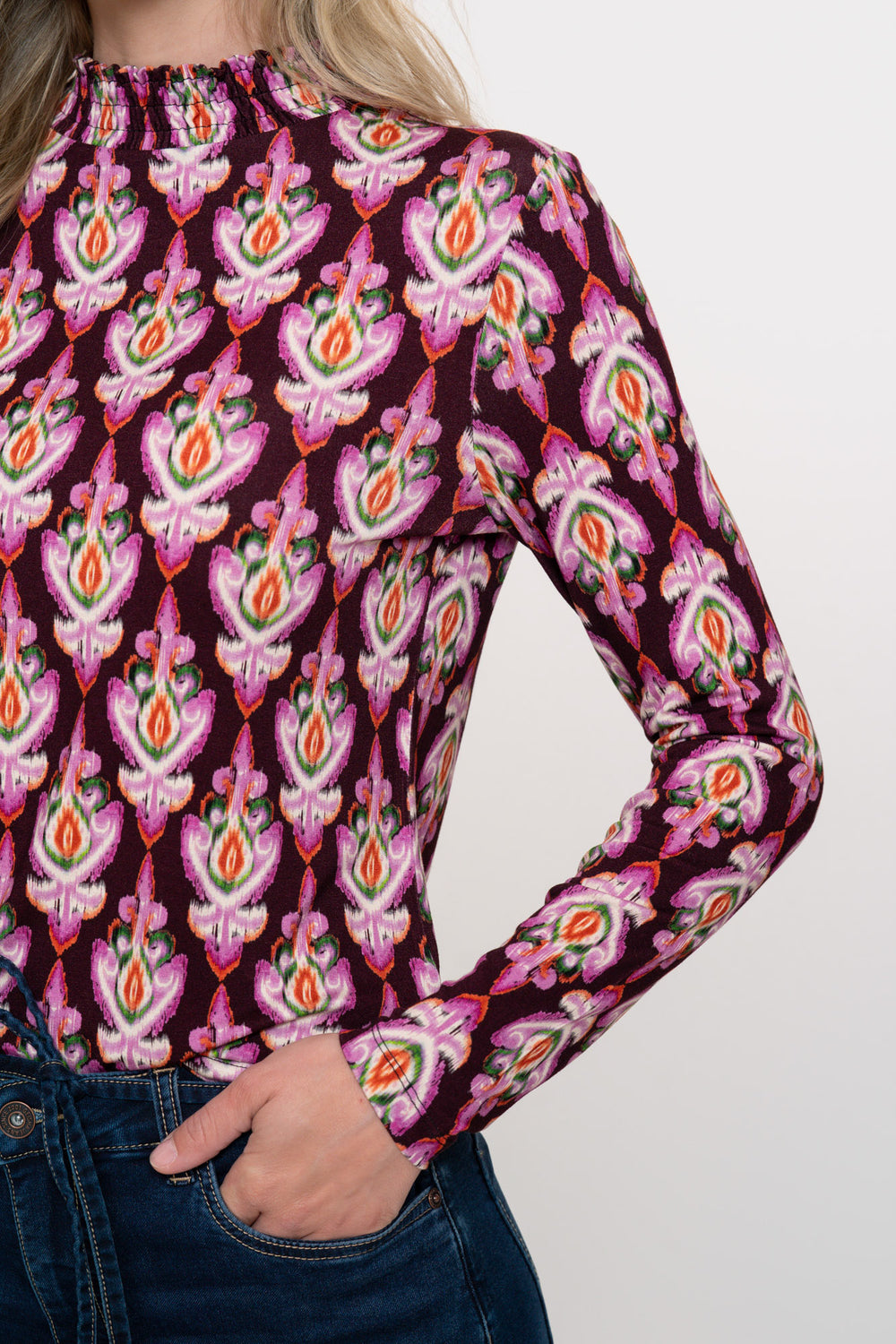 Geisha Damentop mit Smokdetails und Ikat-Muster