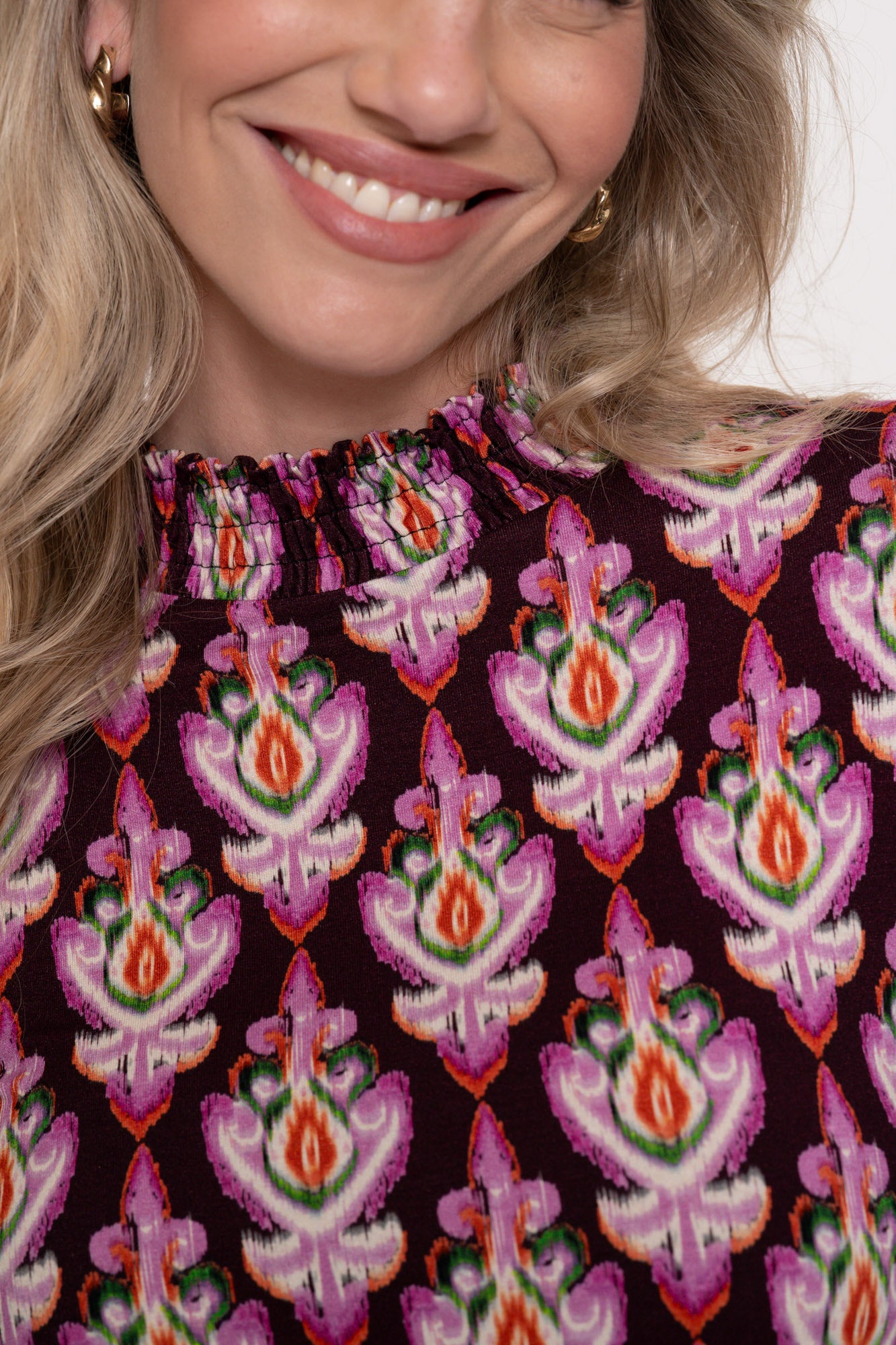 Geisha Damentop mit Smokdetails und Ikat-Muster