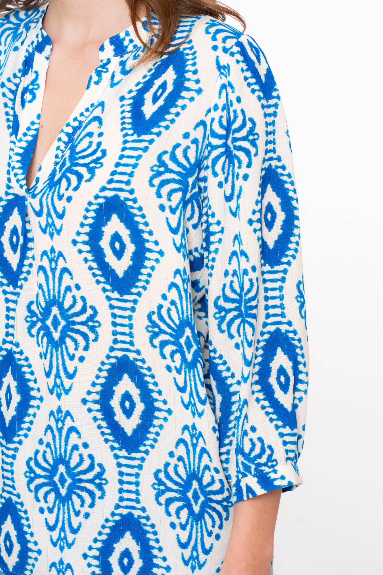 Geisha dames top met V-hals en sierlijke Ikat print