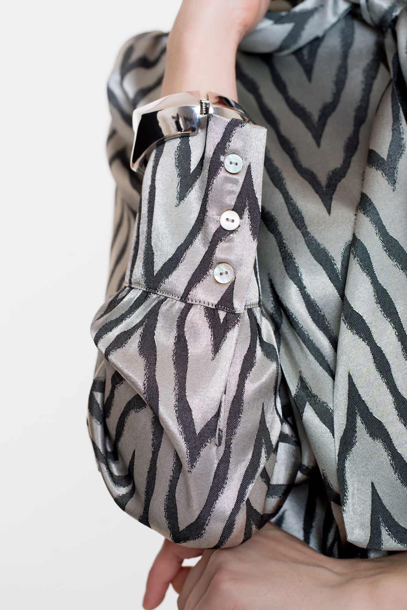 Geisha Damenbluse mit Schleife und Zickzackmuster