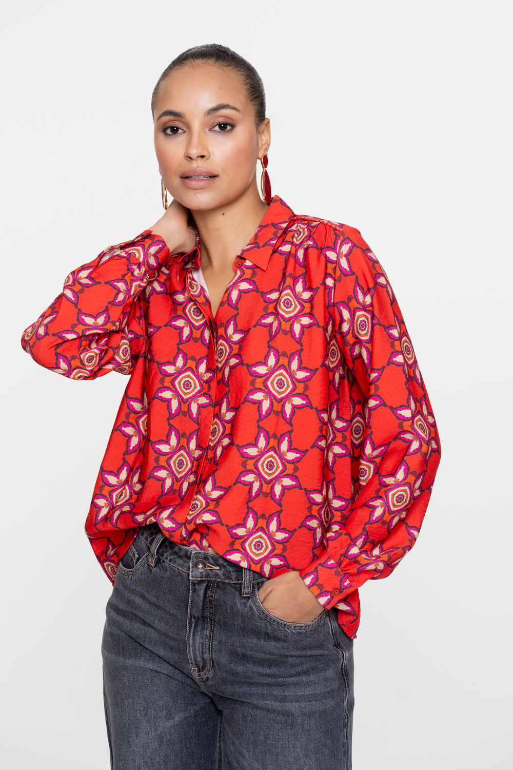 Geisha Damenbluse mit farbenfrohem Ikatmuster