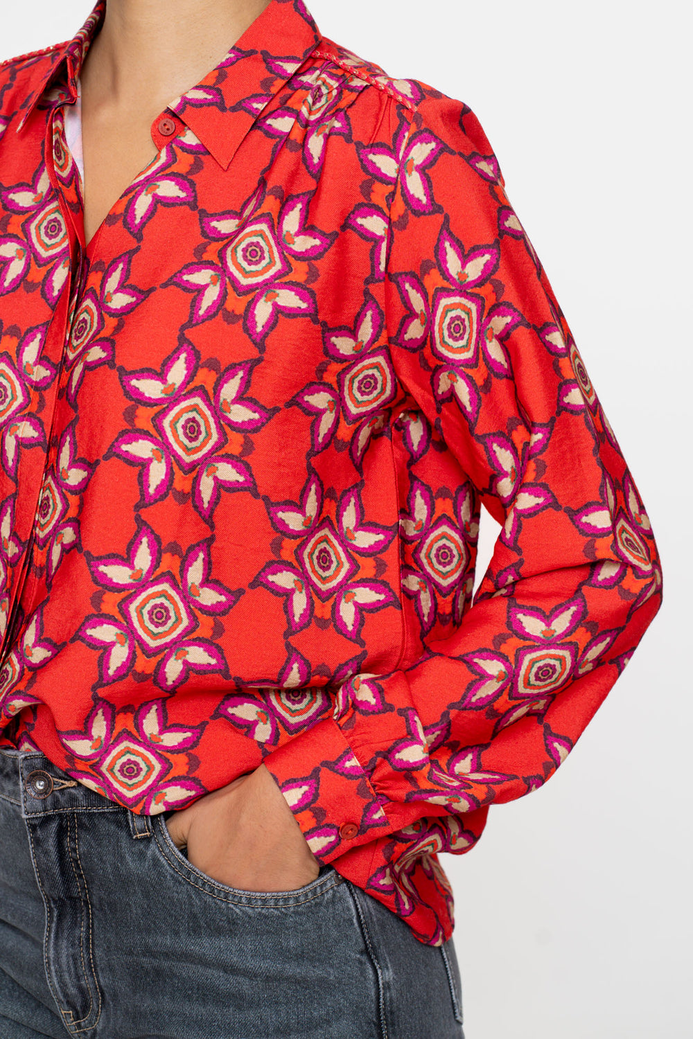 Geisha Damenbluse mit farbenfrohem Ikatmuster