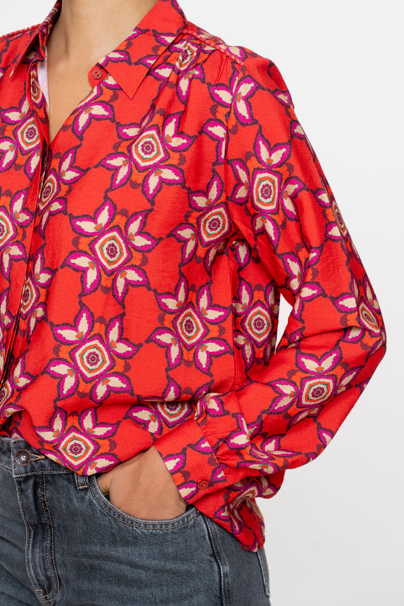 Geisha Damenbluse mit farbenfrohem Ikatmuster