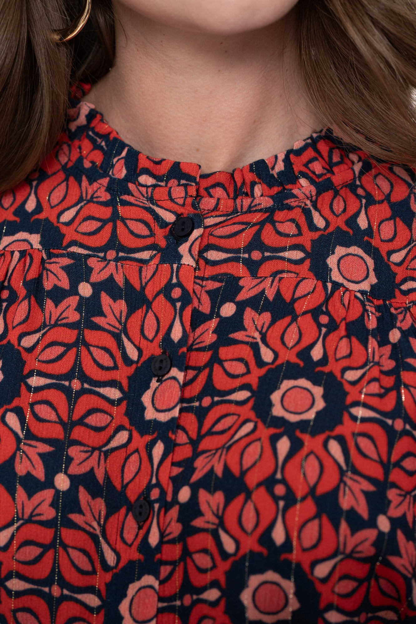 Geisha Damenbluse mit V-Ausschnitt und Rüschenkragen