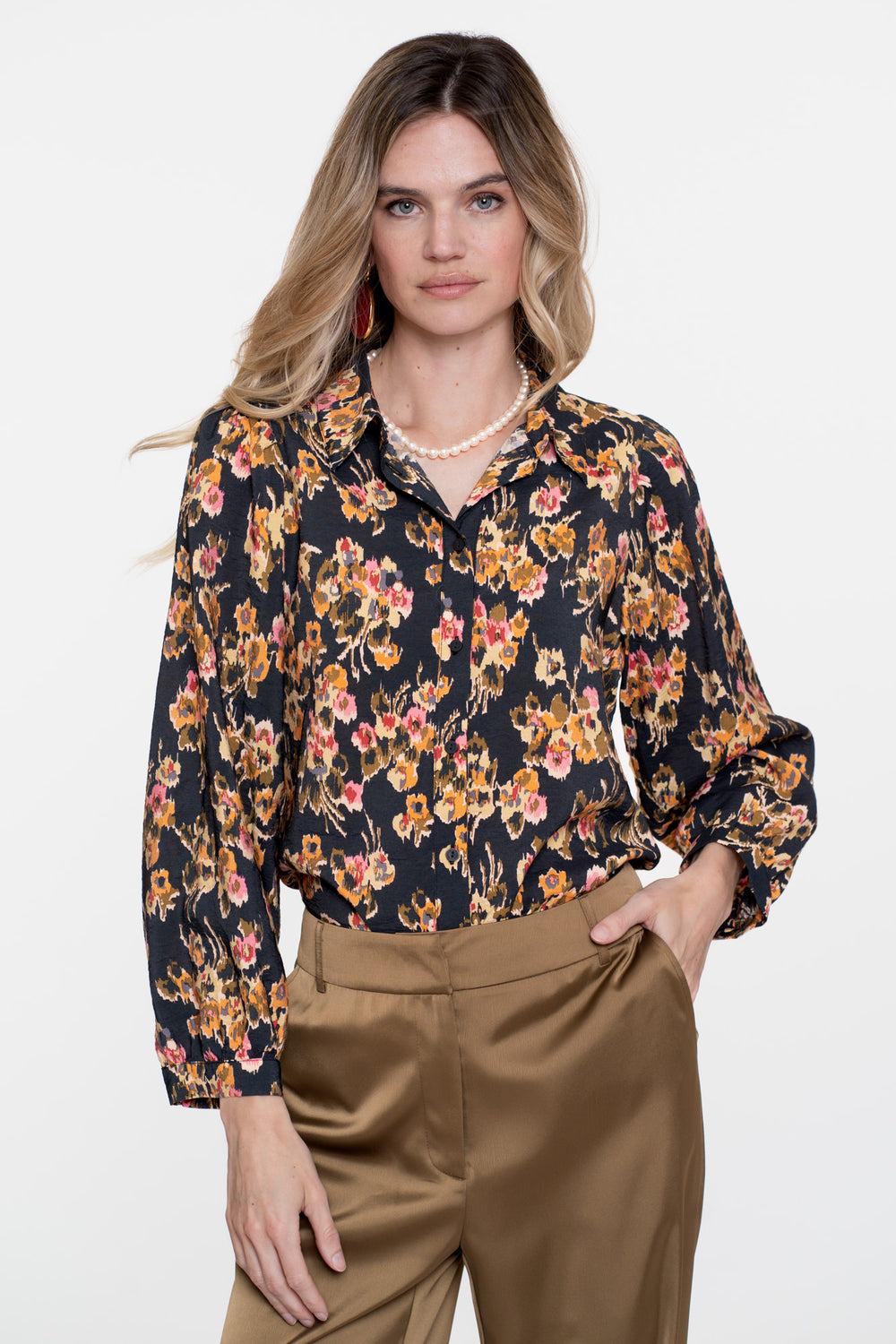 Geisha Damenbluse mit künstlerischem Blumenmuster