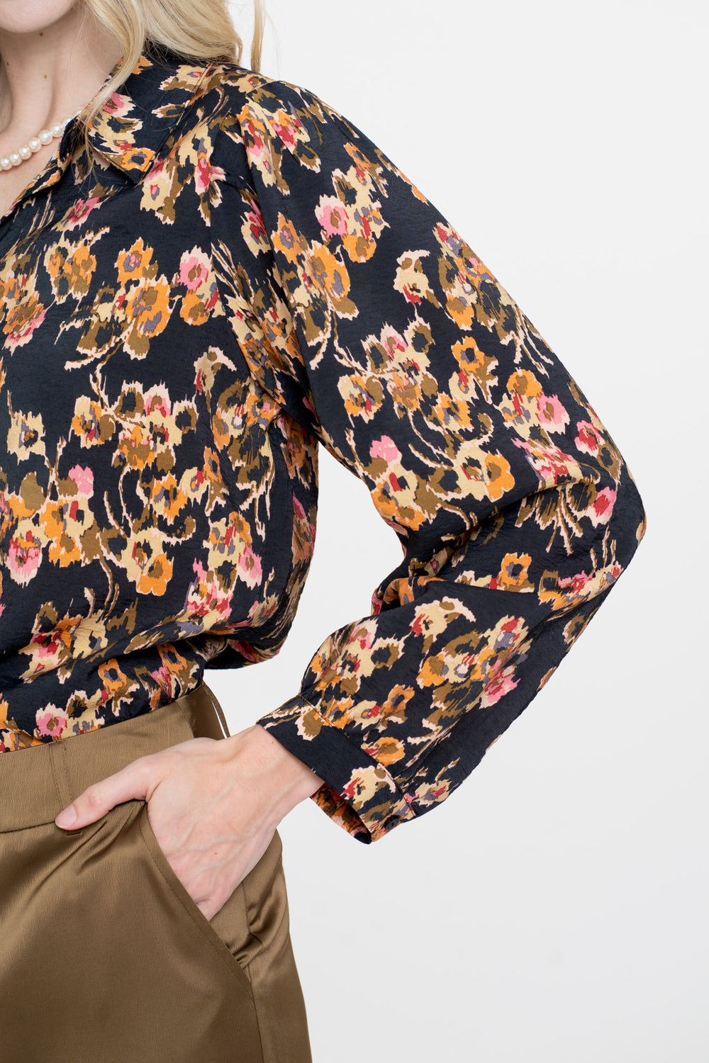 Geisha Damenbluse mit künstlerischem Blumenmuster