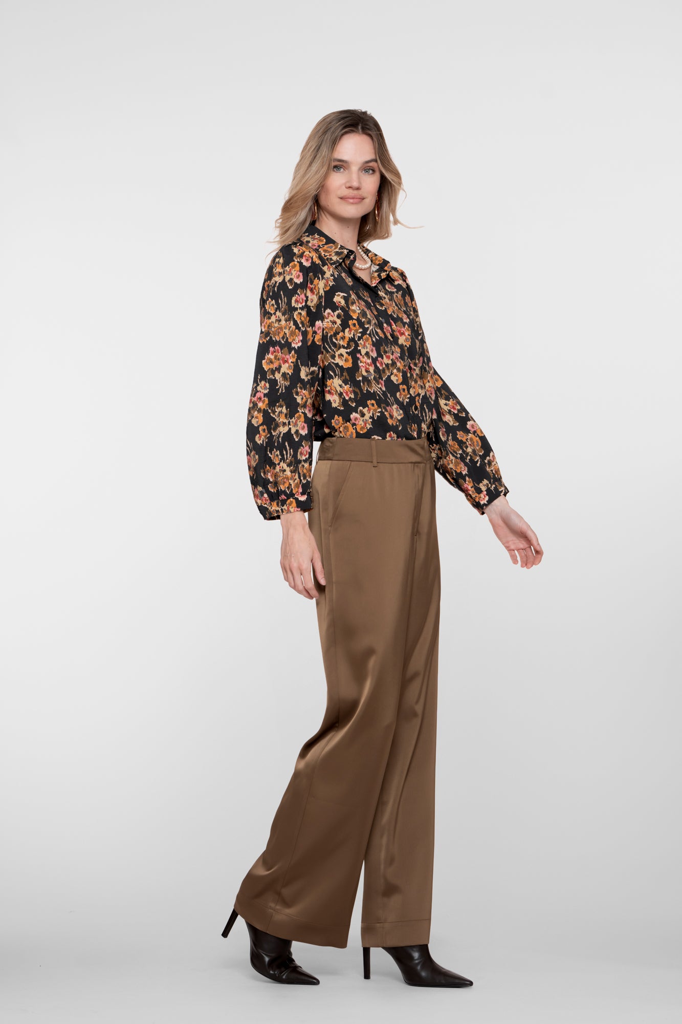 Geisha Damenbluse mit künstlerischem Blumenmuster