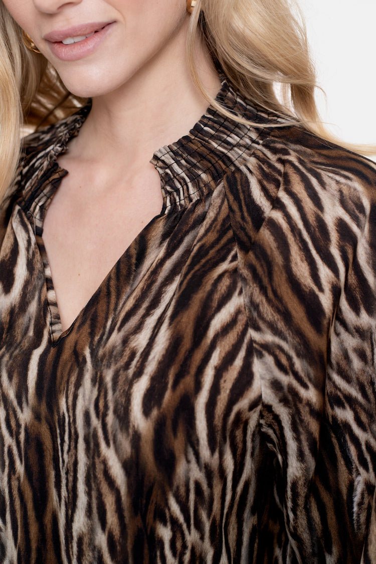 Geisha Damen-Top mit Leoprint und Smokdetails