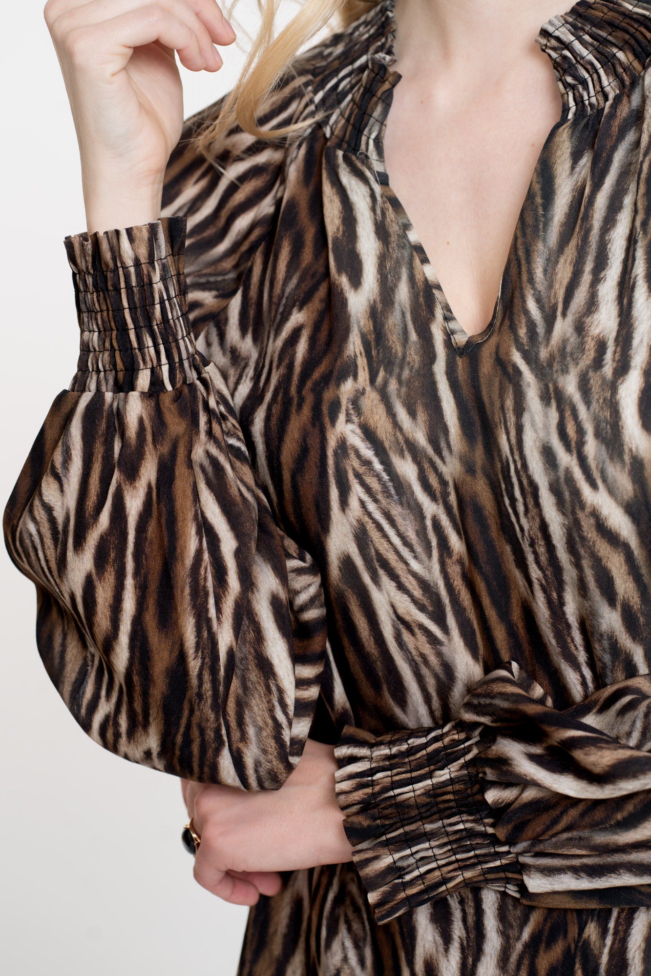 Geisha Damen-Top mit Leoprint und Smokdetails