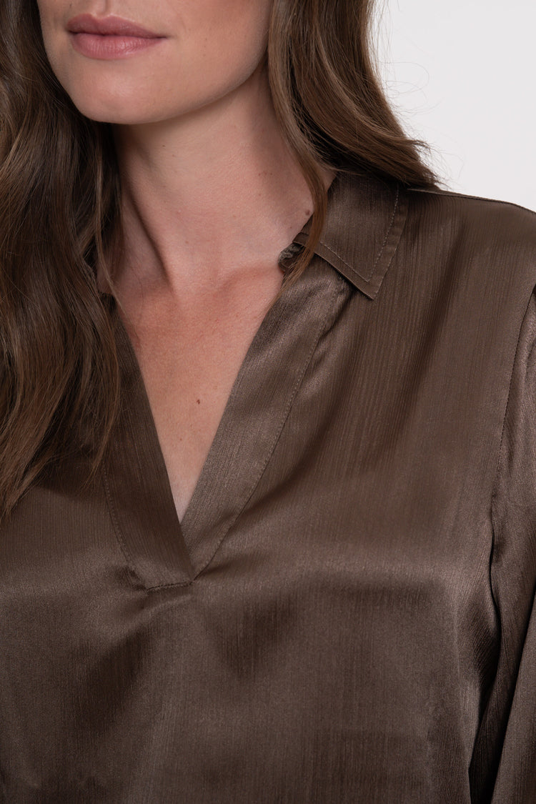 Geisha Damentop mit V-Ausschnitt und Satinoptik