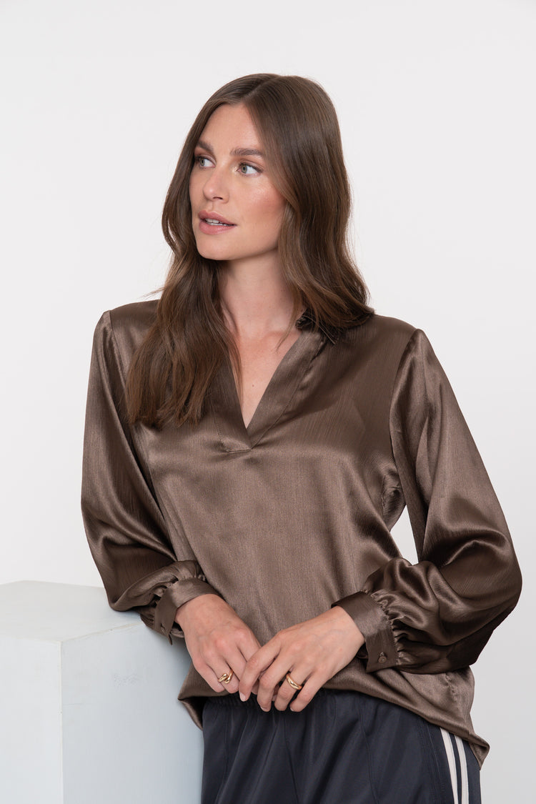 Geisha Damentop mit V-Ausschnitt und Satinoptik