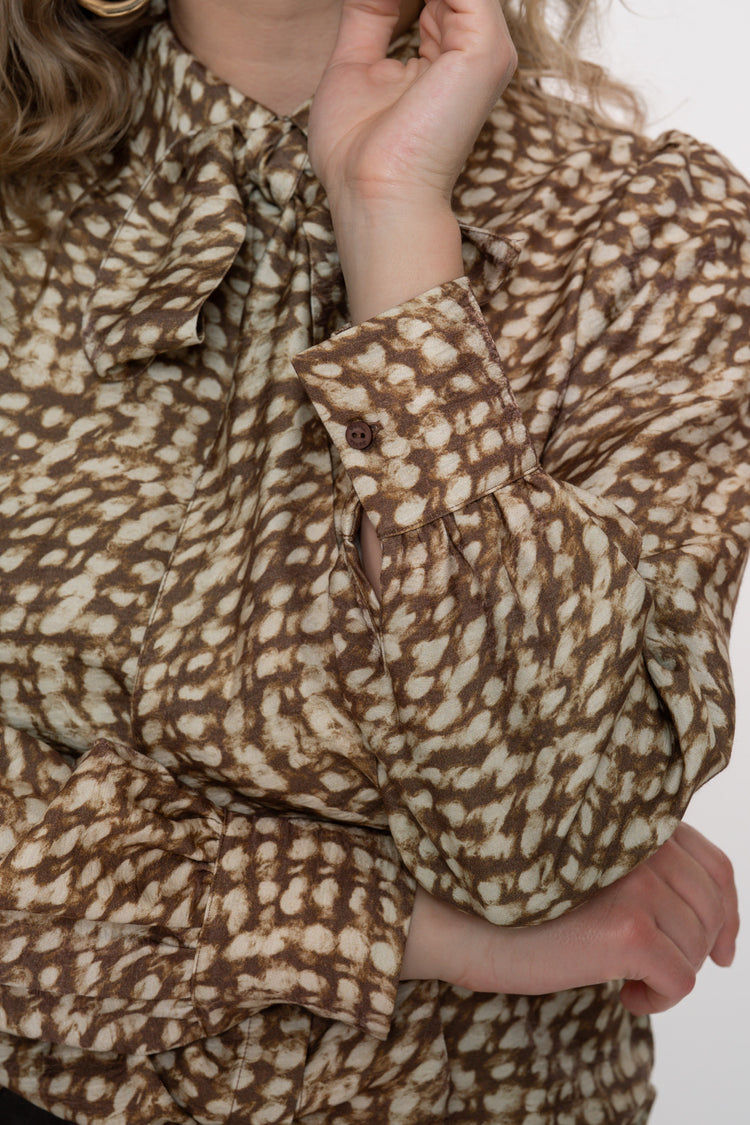 Geisha Damenbluse mit abstraktem Swirl-Print und Schleife