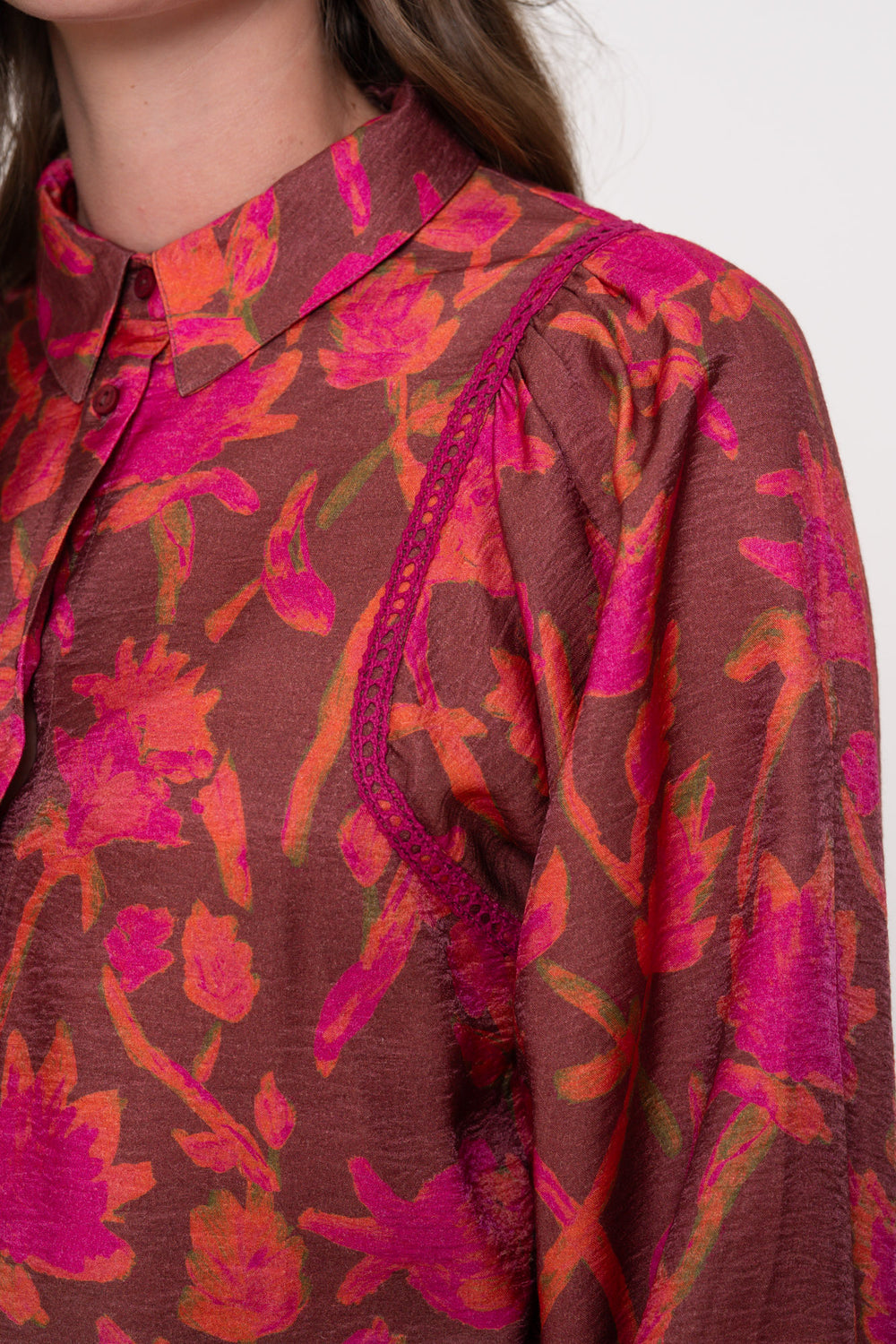 Geisha Damenbluse mit farbenfrohem Blumenmuster und feinen Details