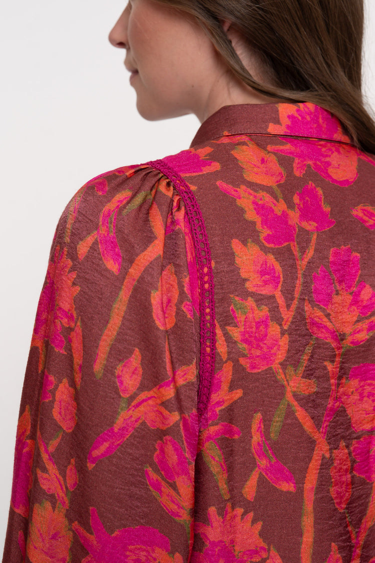 Geisha Damenbluse mit farbenfrohem Blumenmuster und feinen Details