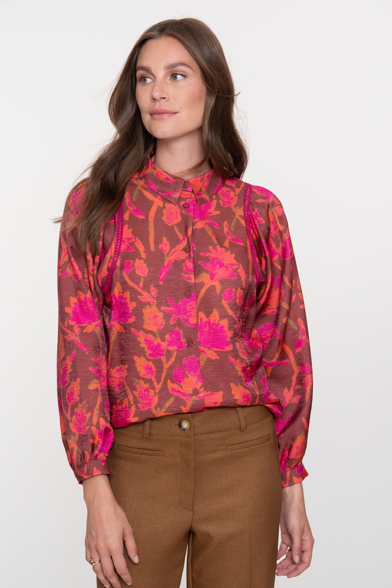 Geisha Damenbluse mit farbenfrohem Blumenmuster und feinen Details