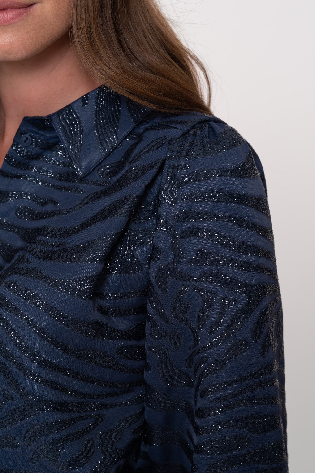 Geisha Damenbluse in Dunkelblau mit glänzendem Zebra-Print