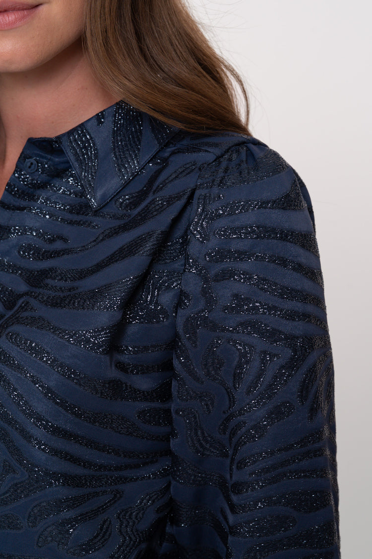 Geisha Damenbluse in Dunkelblau mit glänzendem Zebra-Print
