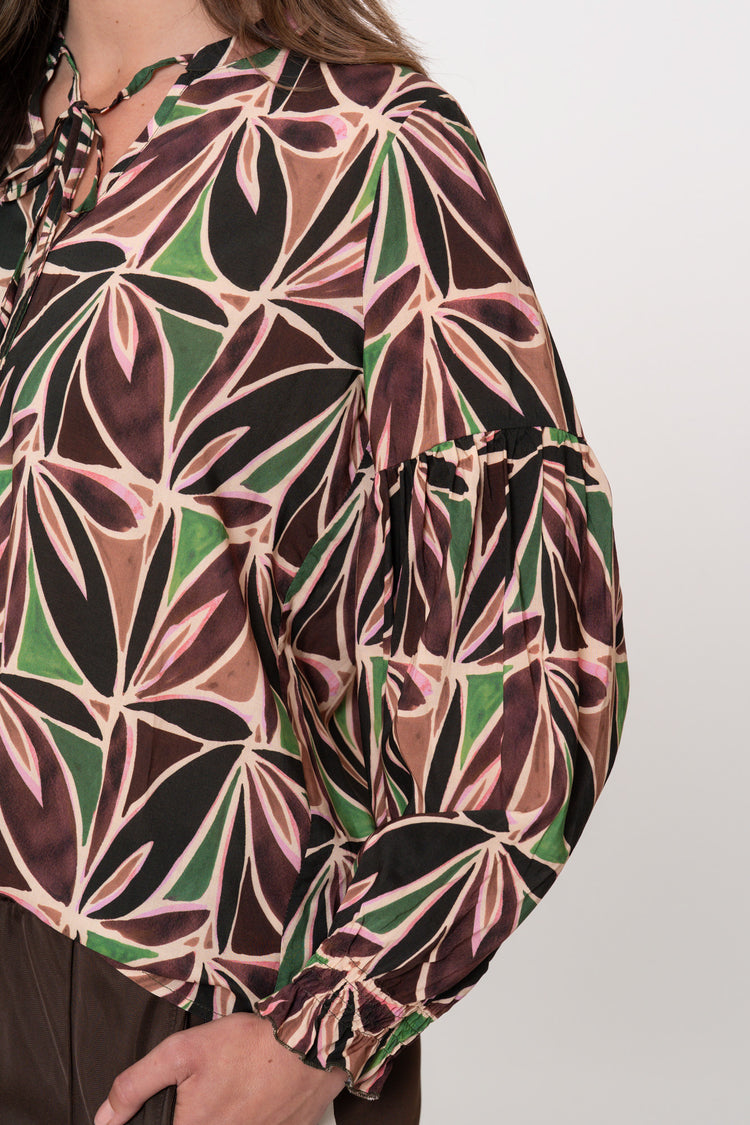 Geisha Damentop mit abstraktem Blattmuster und V-Ausschnitt