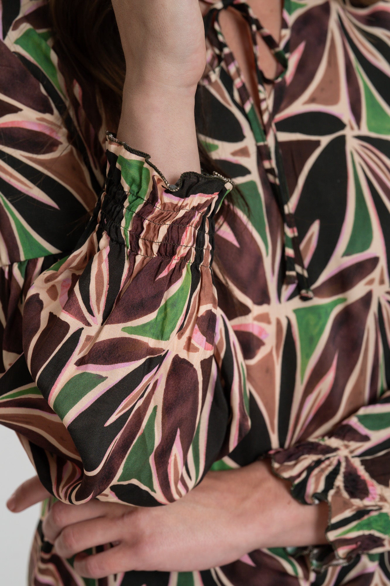 Geisha Damentop mit abstraktem Blattmuster und V-Ausschnitt