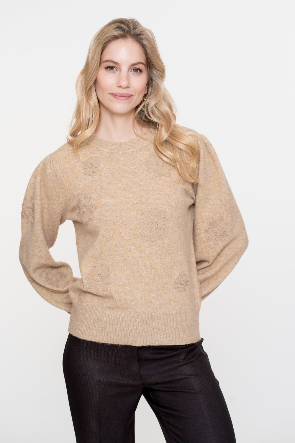 Geisha Damenpullover mit gestickten Blumen