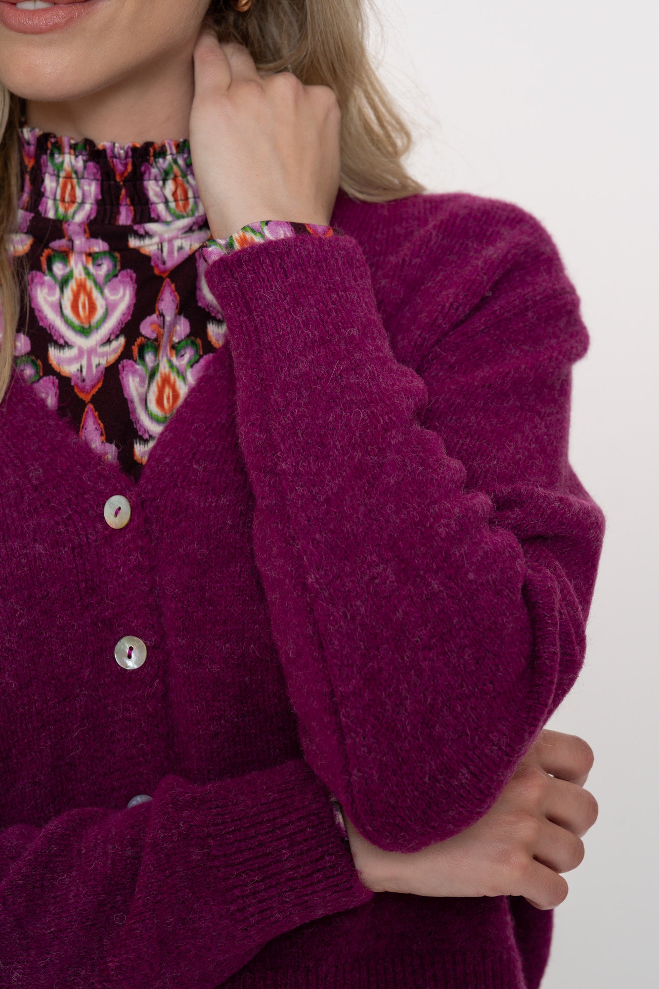 Geisha Damenstrickjacke in Lila mit langen Ärmeln und V-Ausschnitt