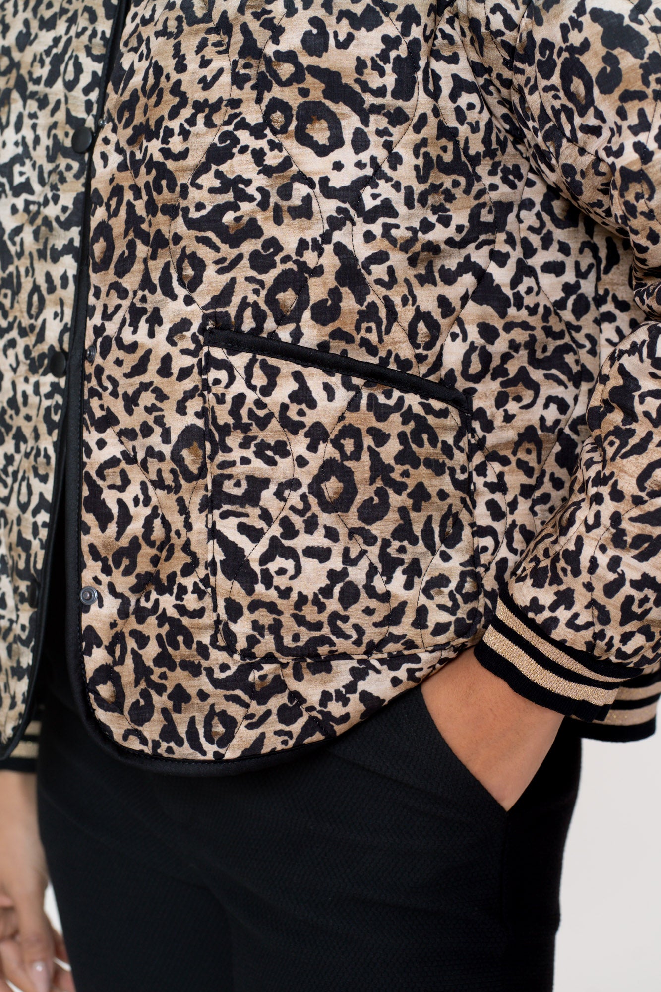 Geisha Damen-Steppjacke mit Leoprint