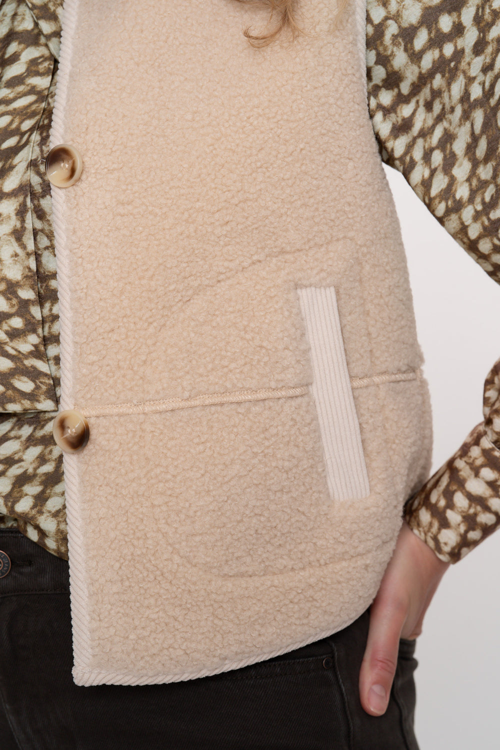 Geisha Damenweste aus Teddyfell in Creme mit Knopfleiste
