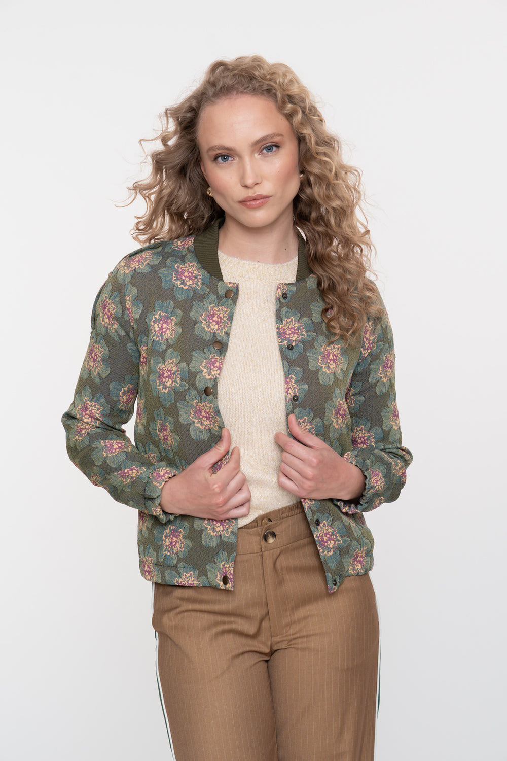 Geisha Damenbomberjacke in Grün mit Blumenprint und Druckknopfverschluss