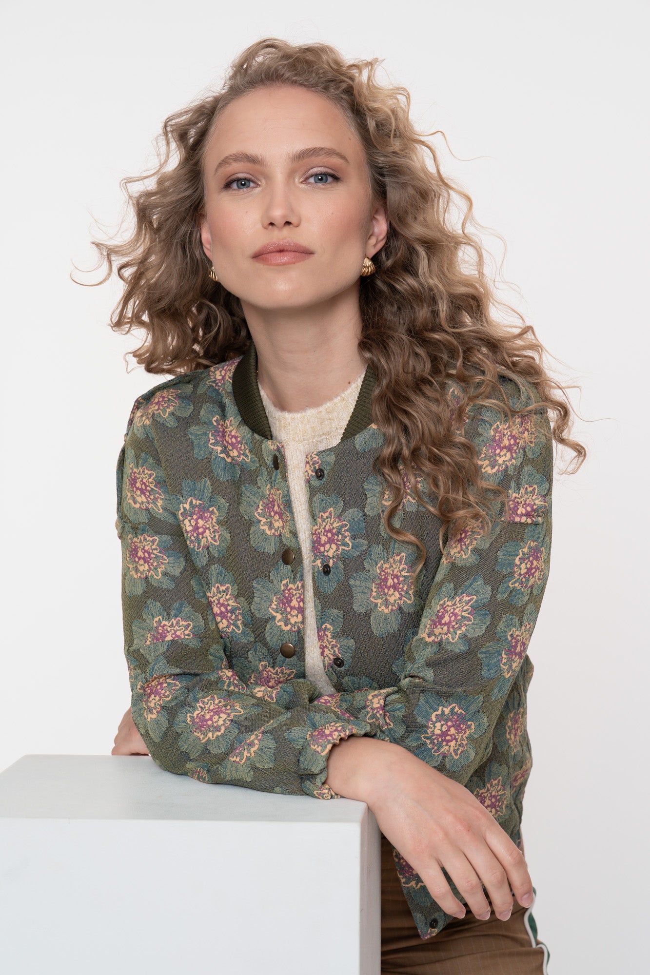 Geisha Damenbomberjacke in Grün mit Blumenprint und Druckknopfverschluss