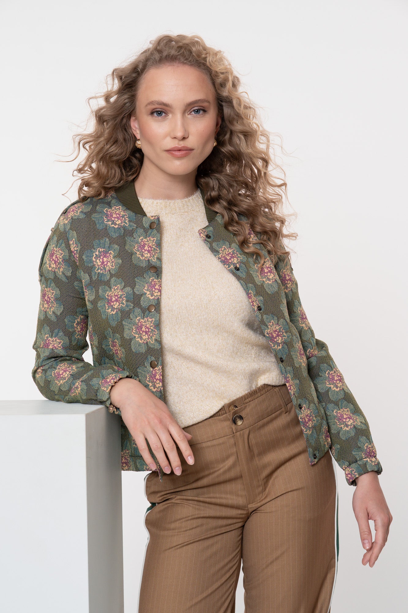 Geisha Damenbomberjacke in Grün mit Blumenprint und Druckknopfverschluss