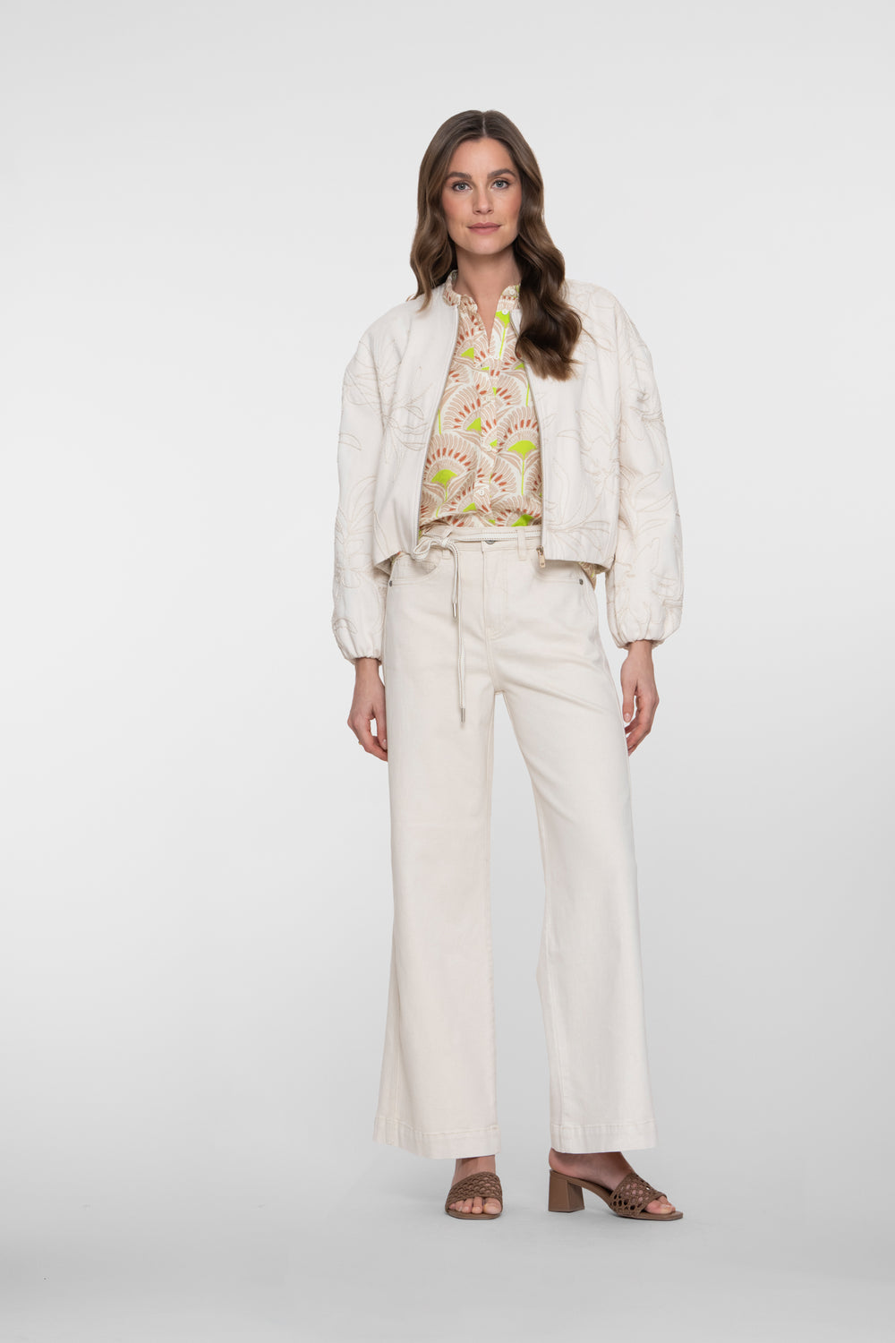 Geisha Wide Leg Jeans in Ecru mit Bindegürtel