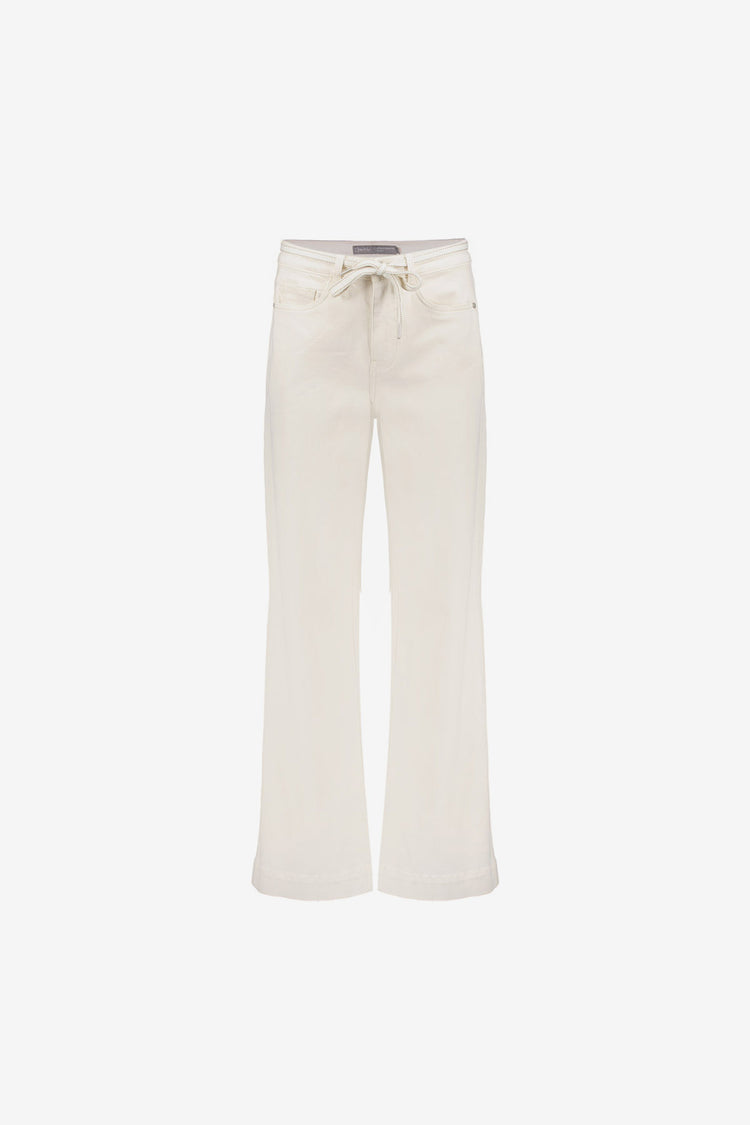 Geisha Wide Leg Jeans in Ecru mit Bindegürtel