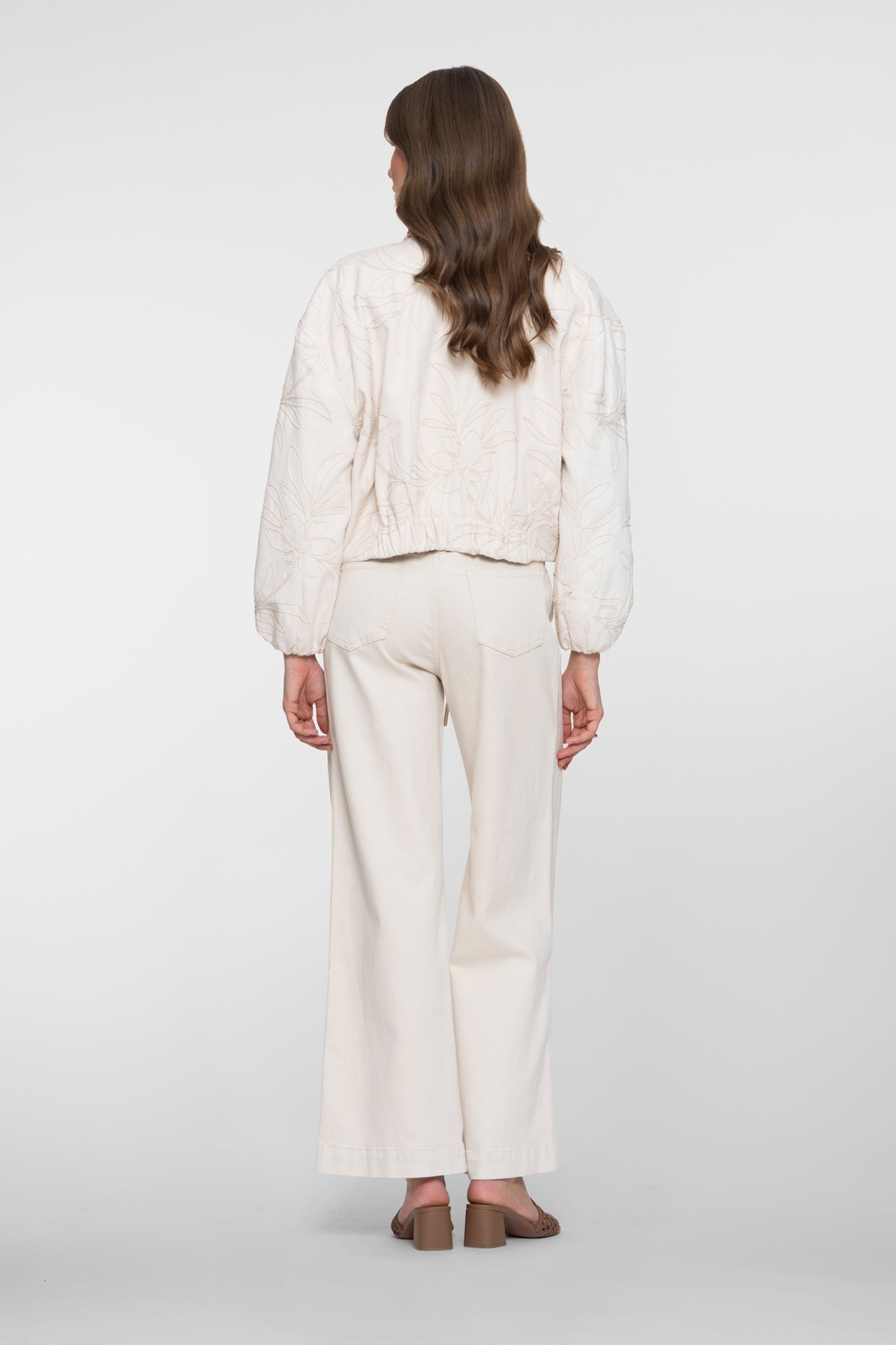 Geisha Wide Leg Jeans in Ecru mit Bindegürtel