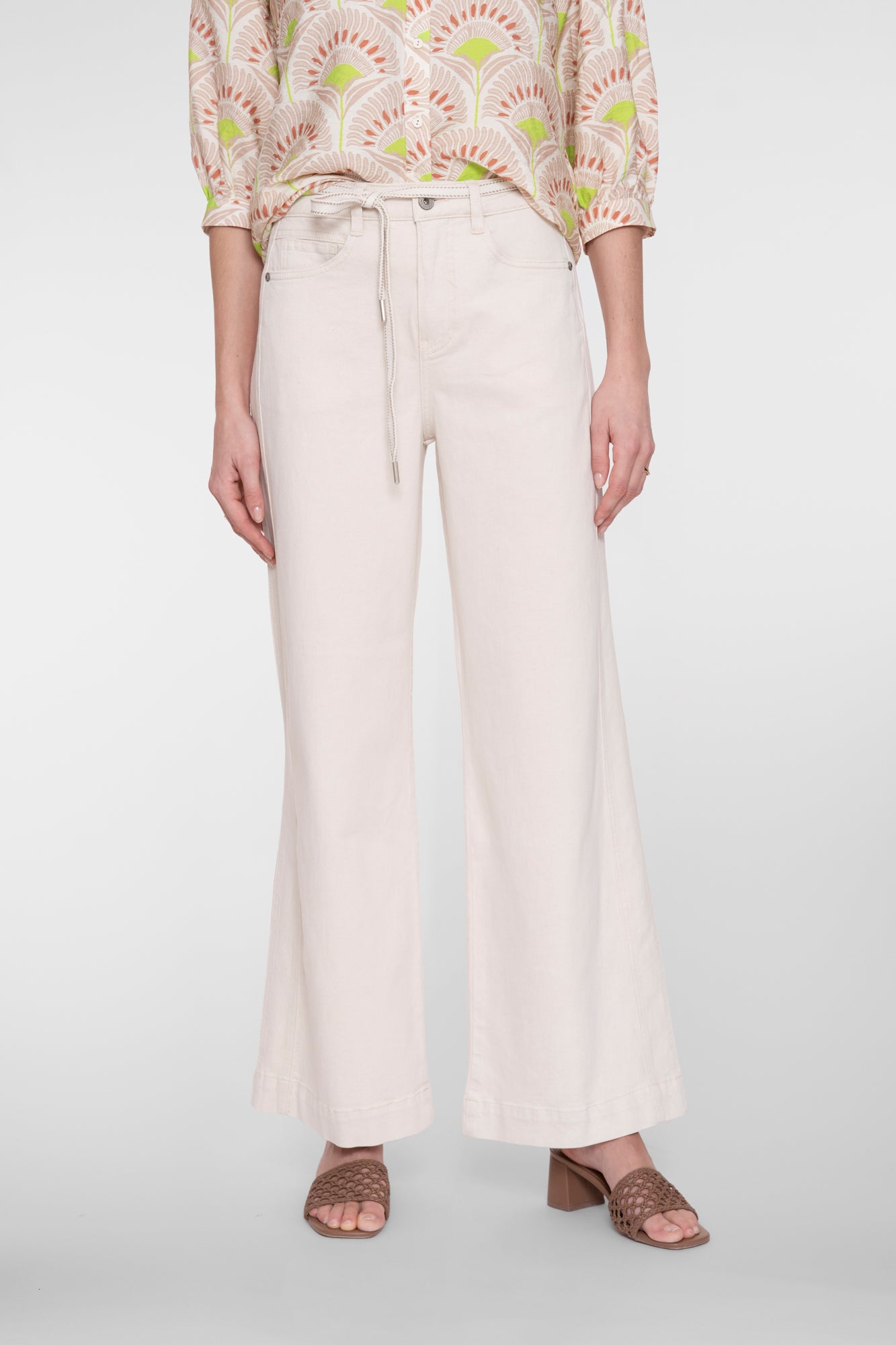 Geisha Wide Leg Jeans in Ecru mit Bindegürtel