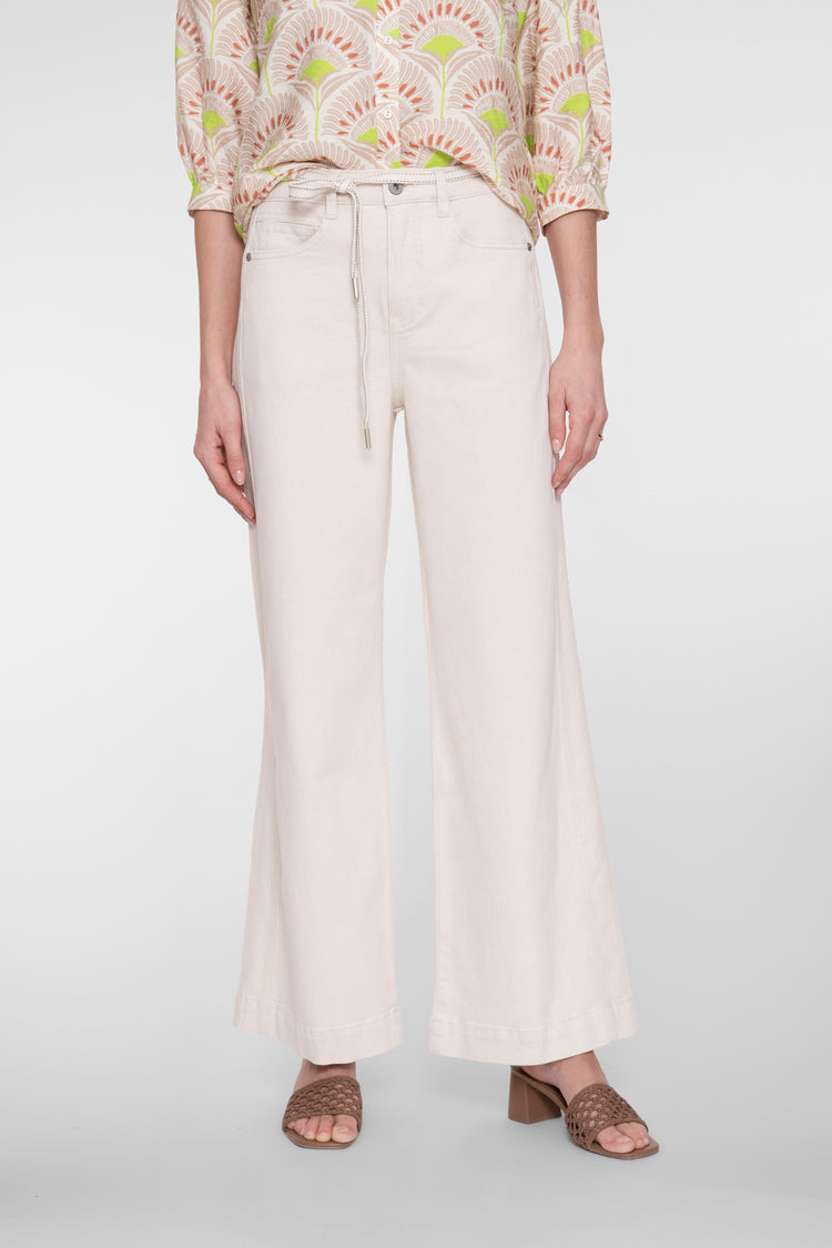 Geisha Wide Leg Jeans in Ecru mit Bindegürtel