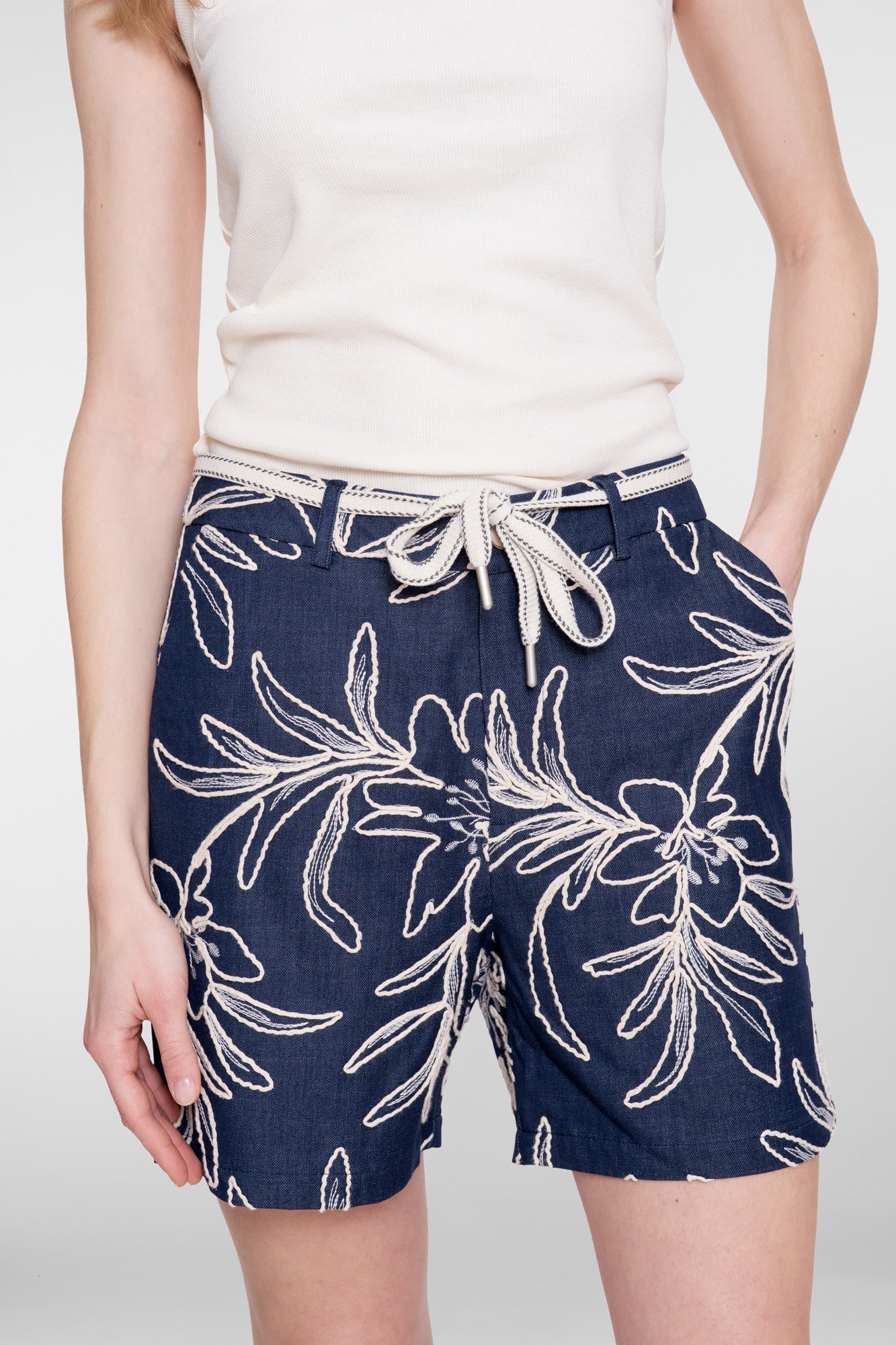 Geisha Shorts mit botanischer Stickerei