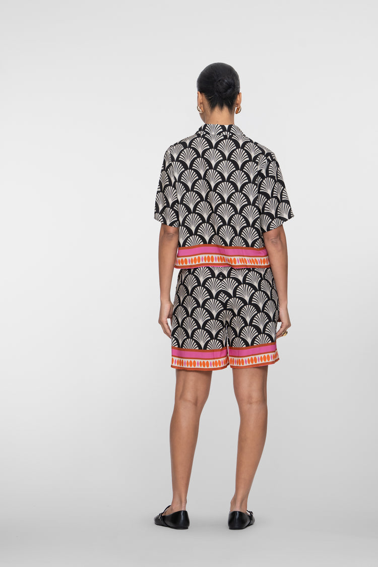 Geisha Shorts mit grafischem Print und sommerlicher Ausstrahlung