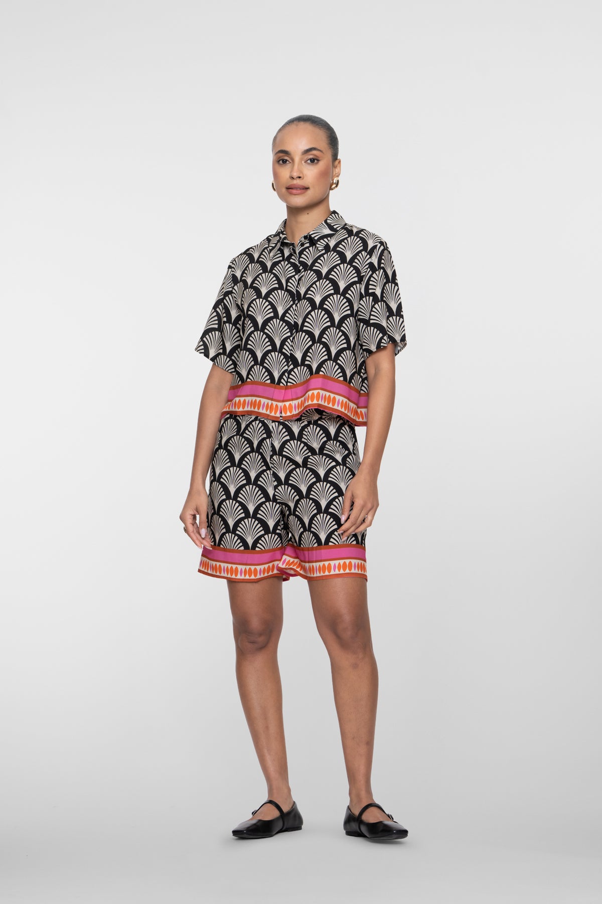 Geisha Shorts mit grafischem Print und sommerlicher Ausstrahlung – Shop de look