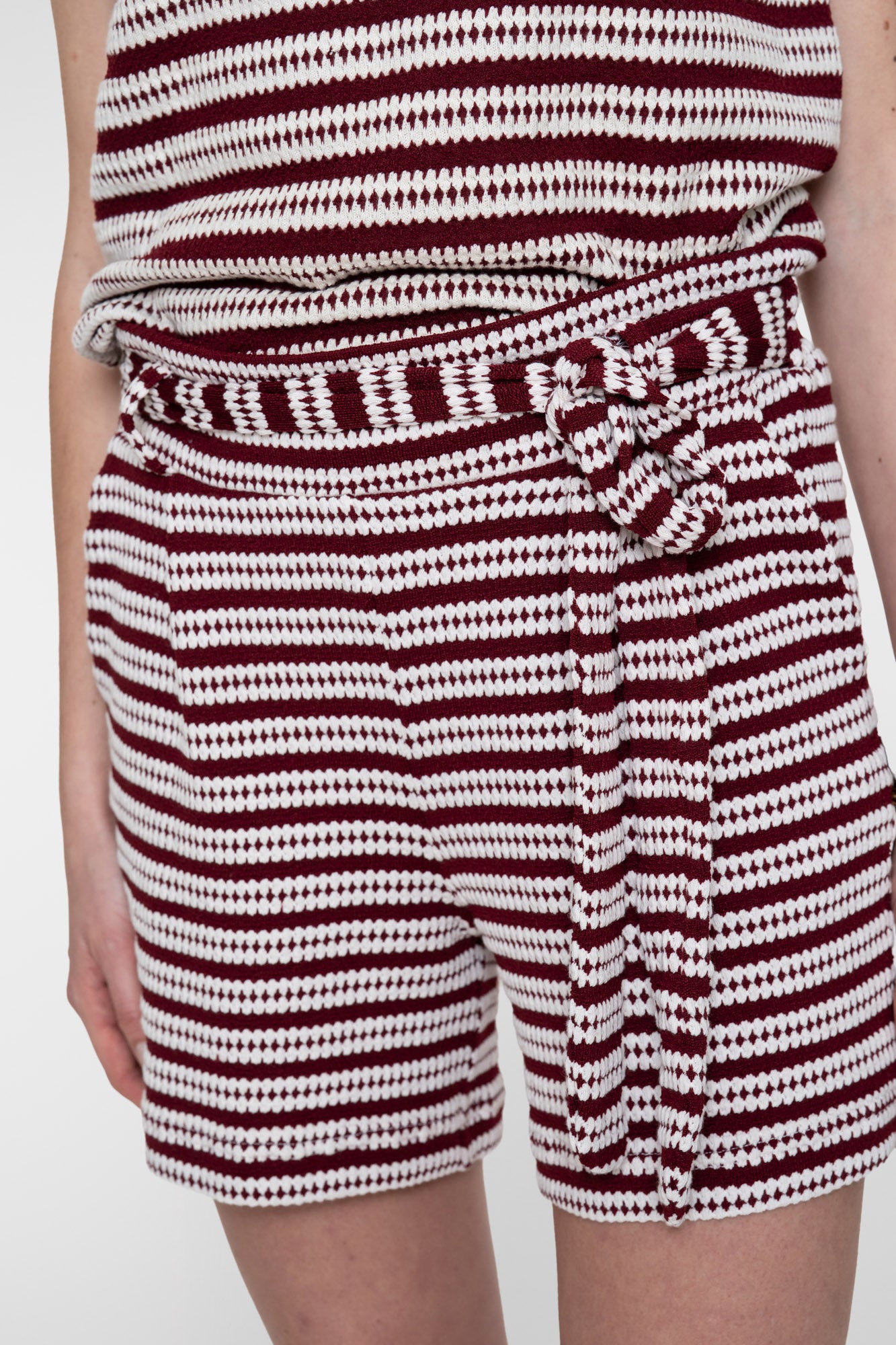 Geisha Shorts mit Streifenmuster und Bindegürtel