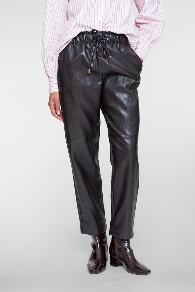 Geisha Tapered Hose aus Kunstleder mit elastischem Bund