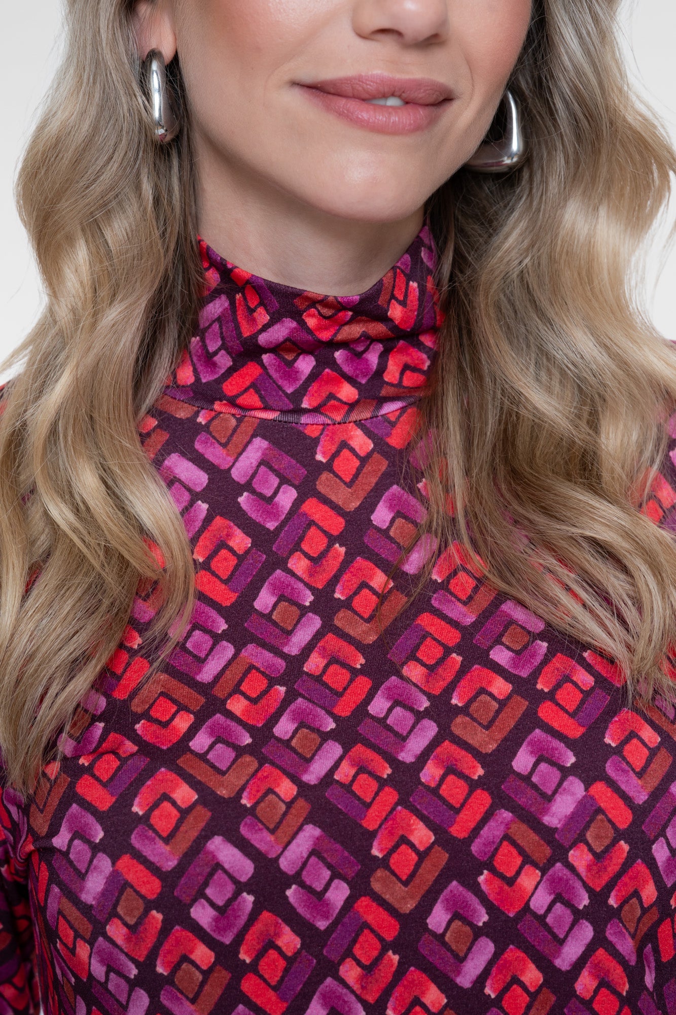 Geisha Top mit grafischem Print und Rollkragen