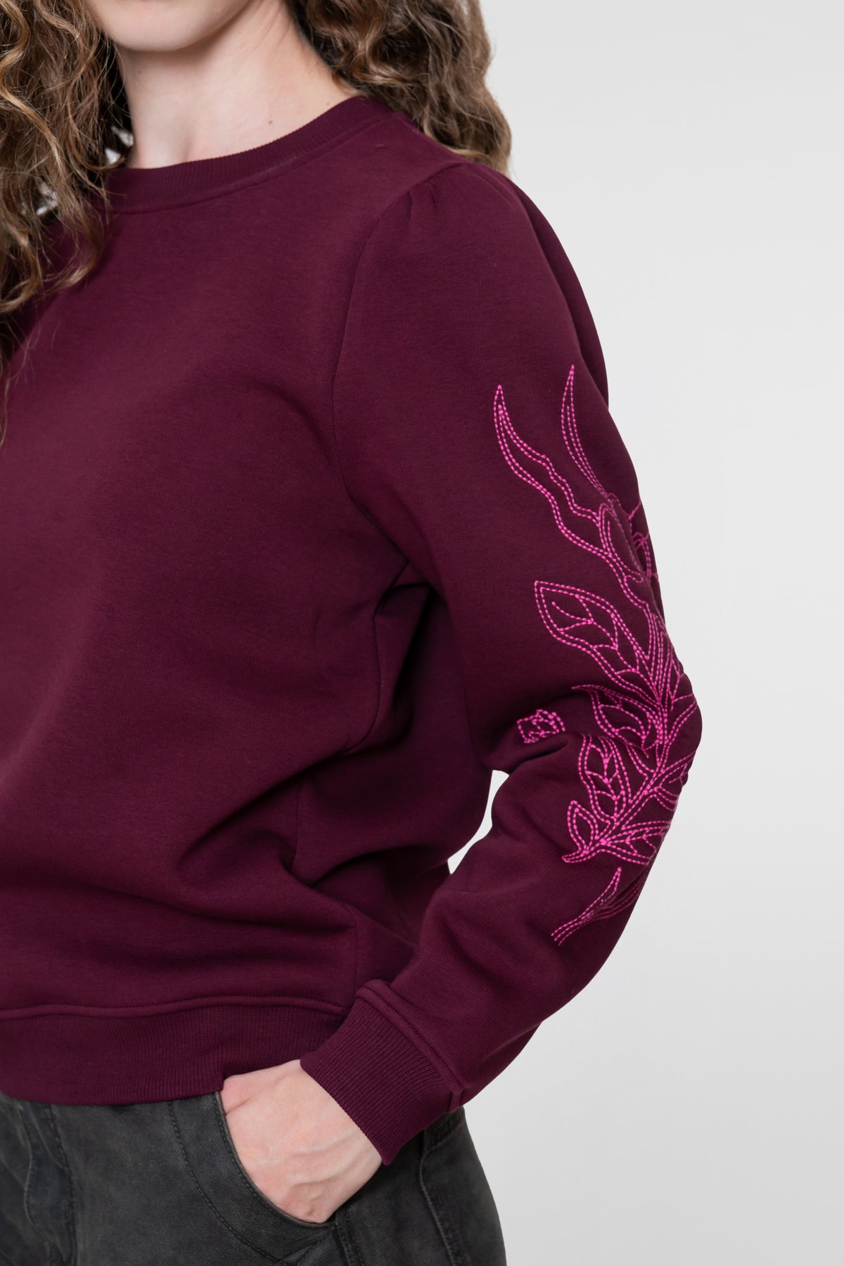 Geisha Burgundy Sweatshirt mit Blumenstickerei an den Ärmeln