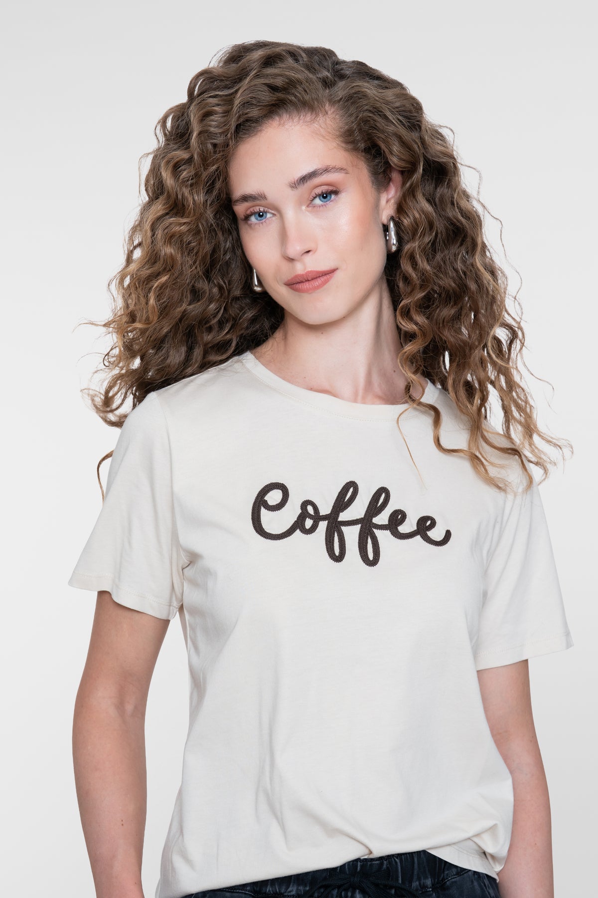 Geisha T-Shirt mit „Coffee“-Stickerei