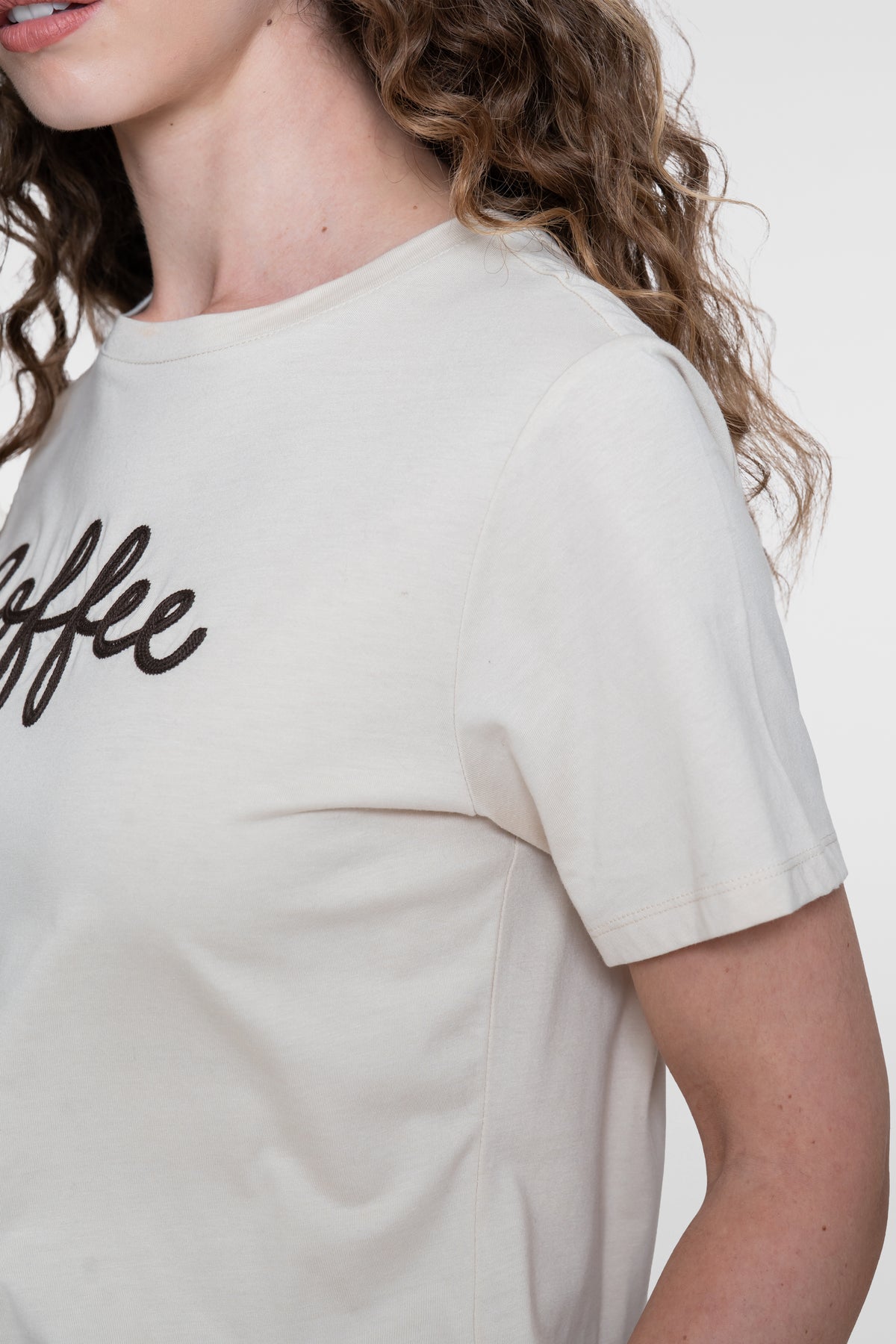 Geisha T-Shirt mit „Coffee“-Stickerei